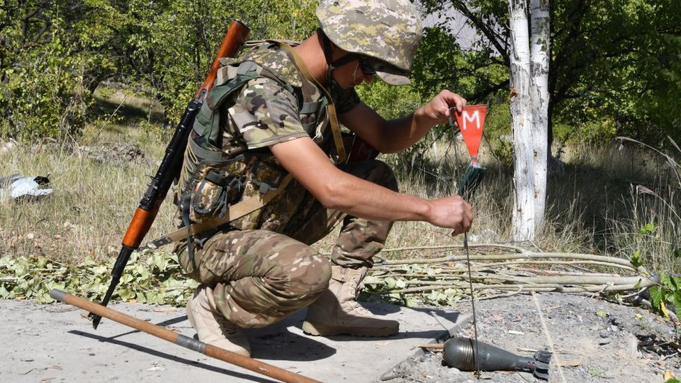 Кыргызстанские военные ищут неразорвавшиеся снаряды