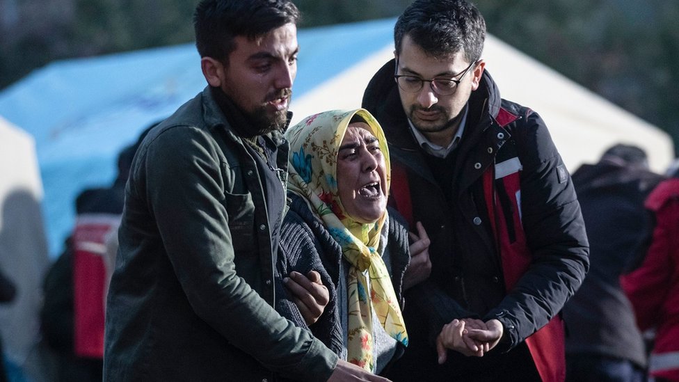 Родственники жертв взрыва на шахте в Турции