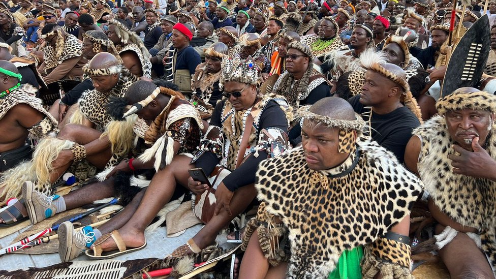На церемонию коронацию собрались тысячи мужчин-зулусов, одетых в традиционные одежды