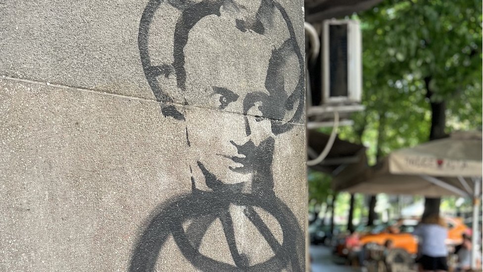 Граффити на улице Белграда - Путин с нимбом