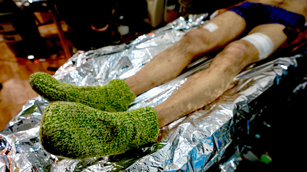 Шерстяные носки держат Сашины ноги в тепле, пока медики занимаюся его ранами