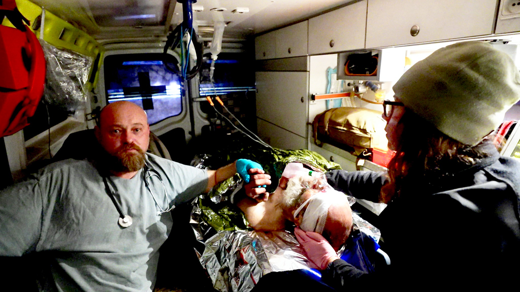 Руслан и Оля везут раненого в больницу