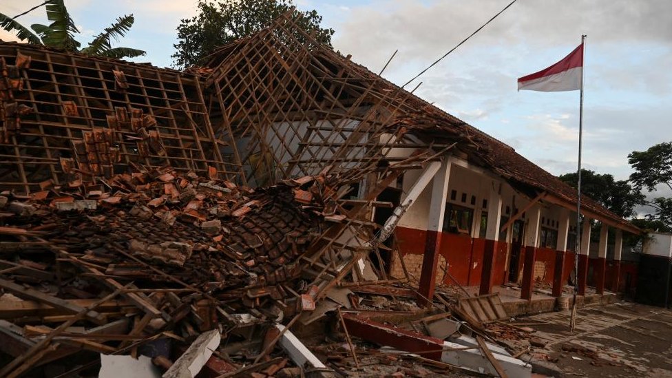 Разрушенное здание школы в Чианджуре, Восточная Ява