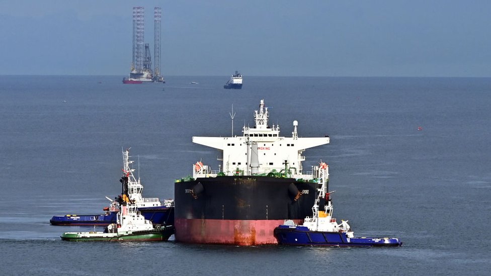Европа собиралась полностью запретить морской импорт российской нефти. По пути в эмбарго образовалось много пробоин
