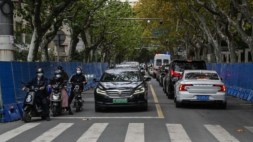 Заграждения на месте недавних протестов в Шанхае появились в понедельник