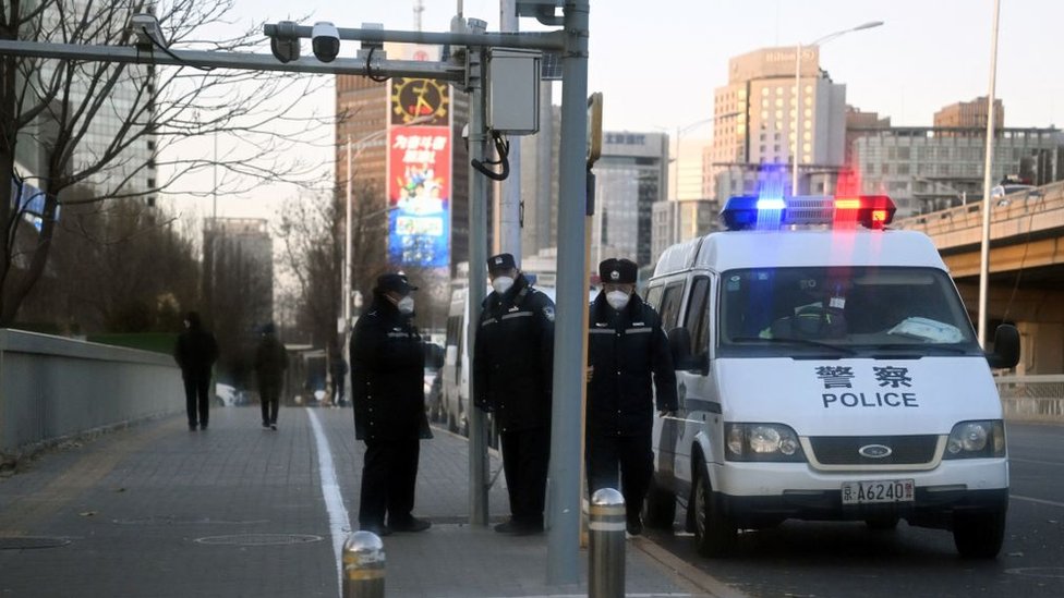 Полицейские около моста в Пекине 29 ноября 2022 г.