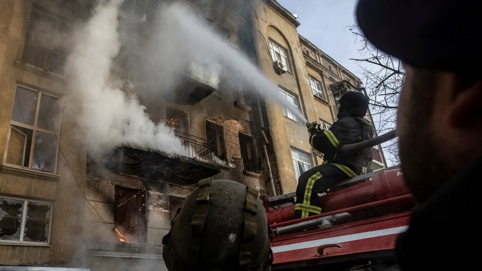 Пожарные ликвидируют последствия российского удара в Бахмуте, Донбасс