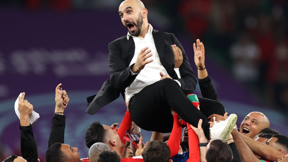 Сборная Марокко качает своего тренера Валида Реграги