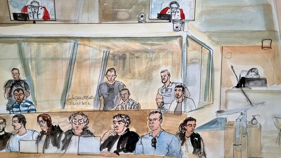 Рисунок из зала суда в начале процесса 5 сентября 2022 года