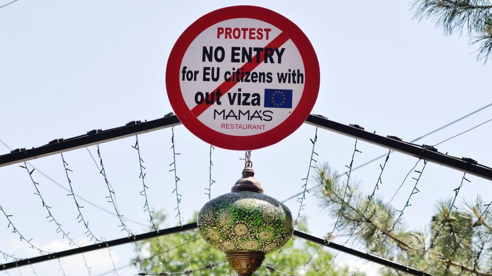 Знак, запрещающий вход в ресторан гражданам ЕС