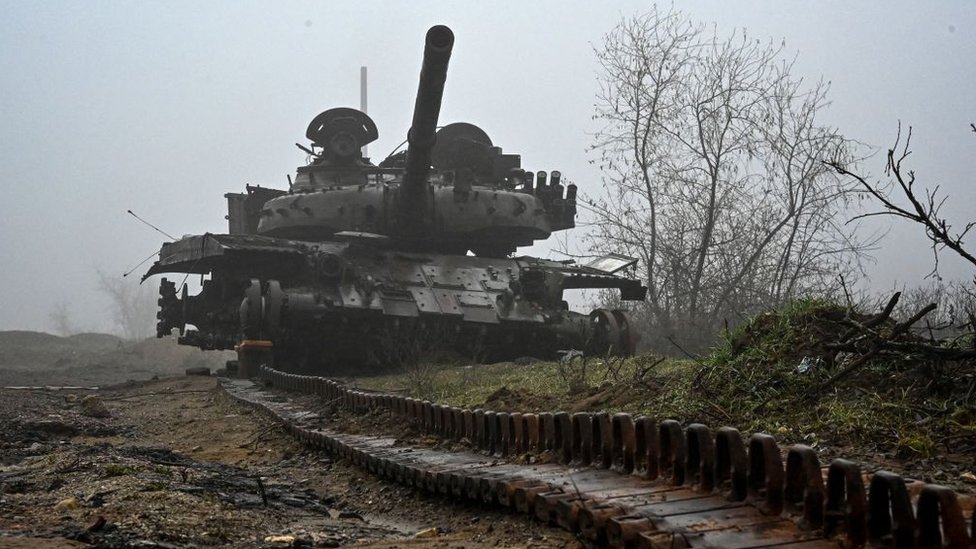 Поврежденный танк недалеко от Изюма, 13 декабря 2022 года