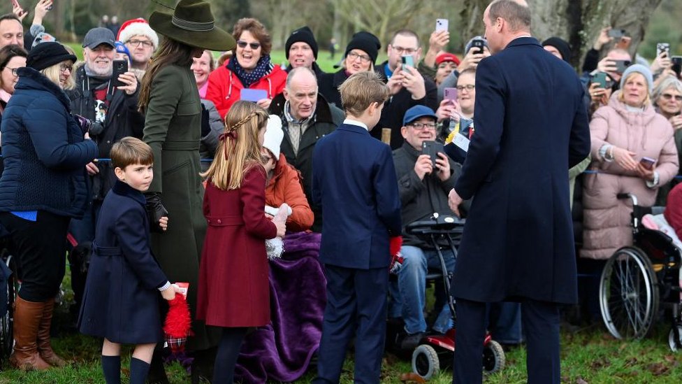 Принц и принцесса Уэльские с детьми общаются с подданными