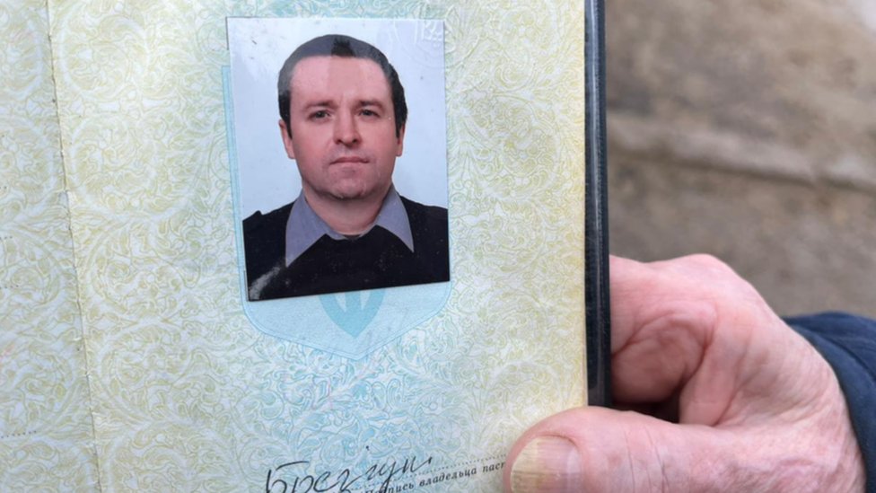 Паспорт Сергея Брешуна в руках его матери