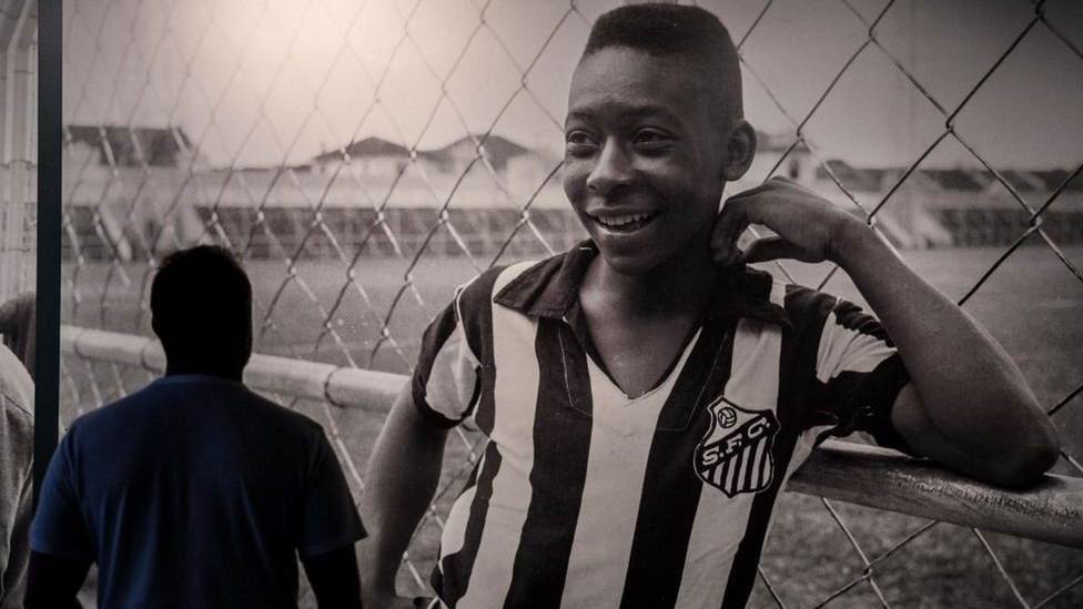 Фото легенды бразильского футбола Эдсона Арантеса ду Насименту "Пеле", выставленное в музее Пеле в Сантосе, Бразилия.