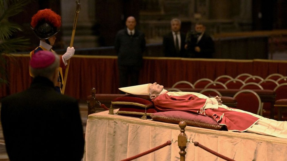 тело Бенедикта XVI в Соборе Святого Петра