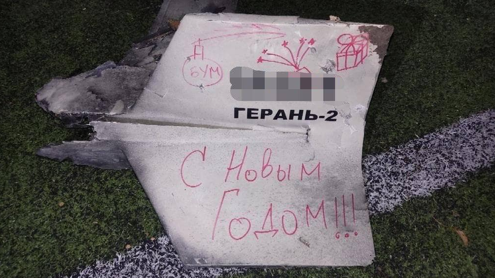 Этот сбитый над Киевом российский дрон с надписью "С Новым годом" был найден на детской площадке
