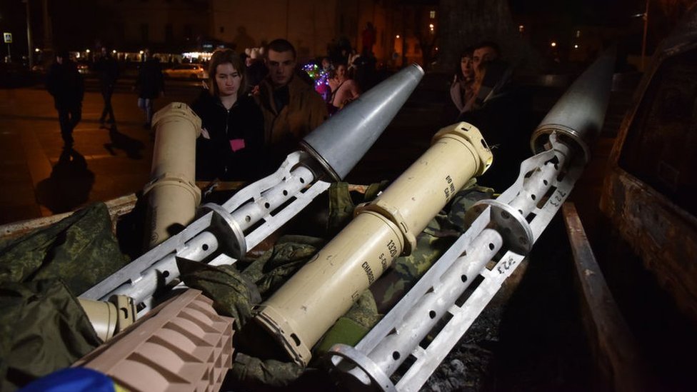 Жителям Львова продемонстрировали обломки российских ракет, 31 декабря 2022 года
