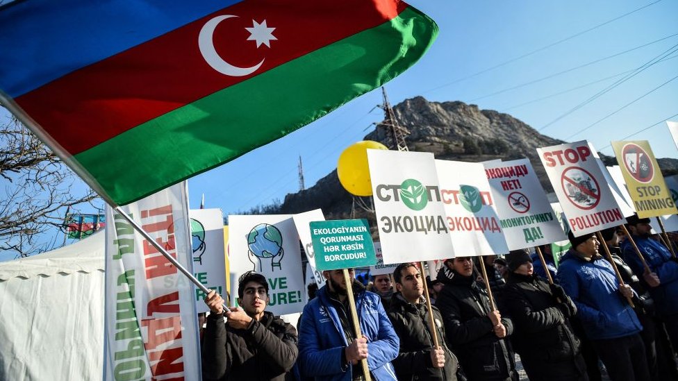 Заблокировавшие дорогу в Степанакерт протестующие называют себя "экоактивистами" и требуют доступа азербайджанских чиновников к рудникам в Карабахе