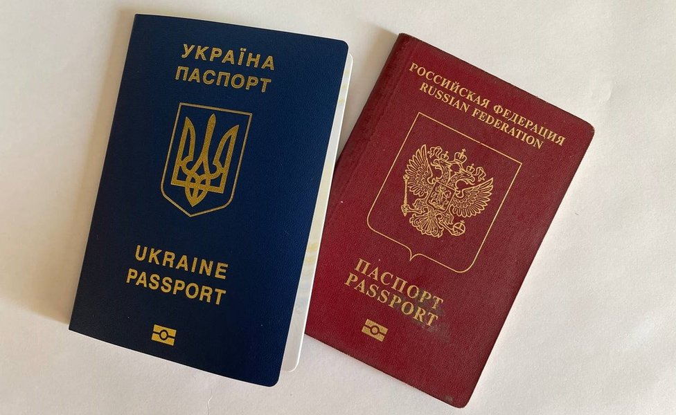 Украинский и русский паспорта