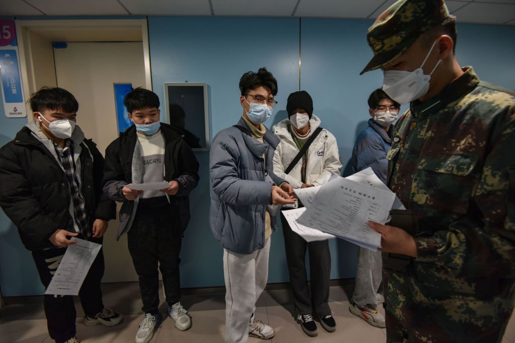 Молодые люди проходят медицинский осмотр перед вступлением в армию