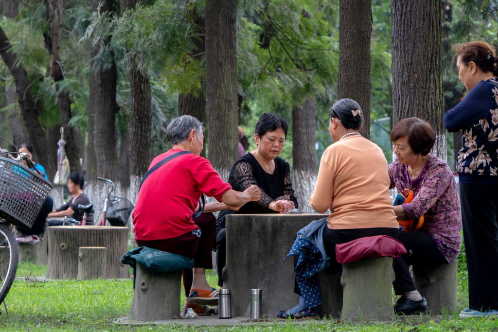 Пожилые женщины играют в карты в парке крупнейшего города провинции Сычуань Чэнду