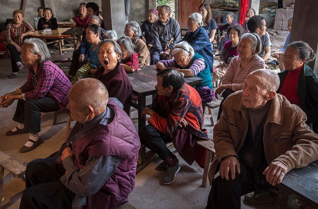 Жители одной из сычуаньских деревень собрались на представление Сычуаньской оперы