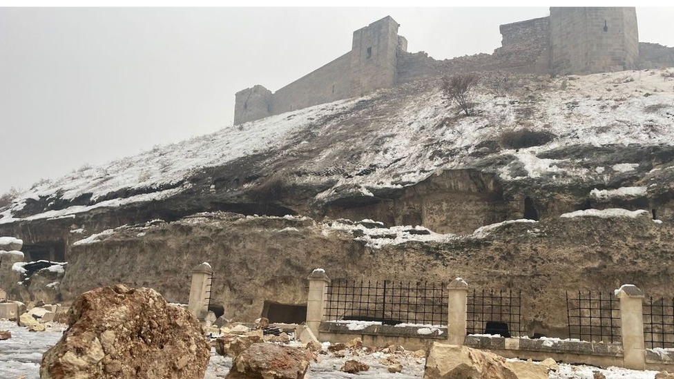У древней крепости в Газиантепе - памятника ЮНЕСКО - из-за землетрясения рухнула часть стены