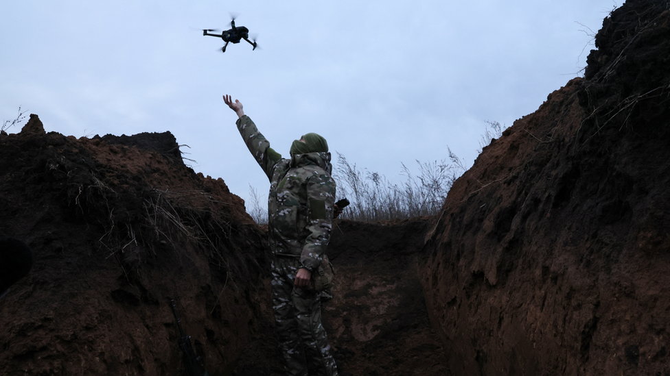 Украинский солдат с дроном