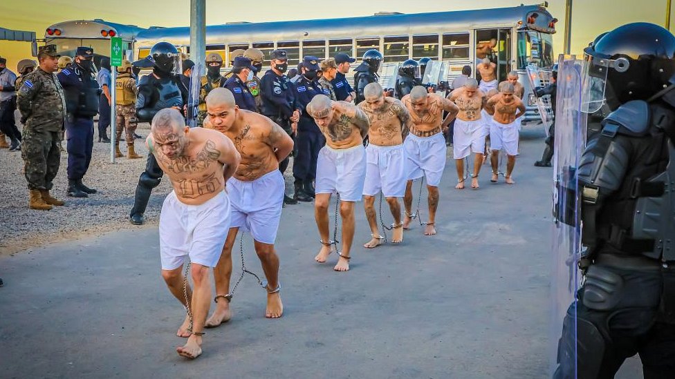 Заключенные мега-тюрьмы в Сальвадоре