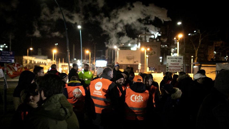 128872697 refinery Новости BBC протесты во Франции