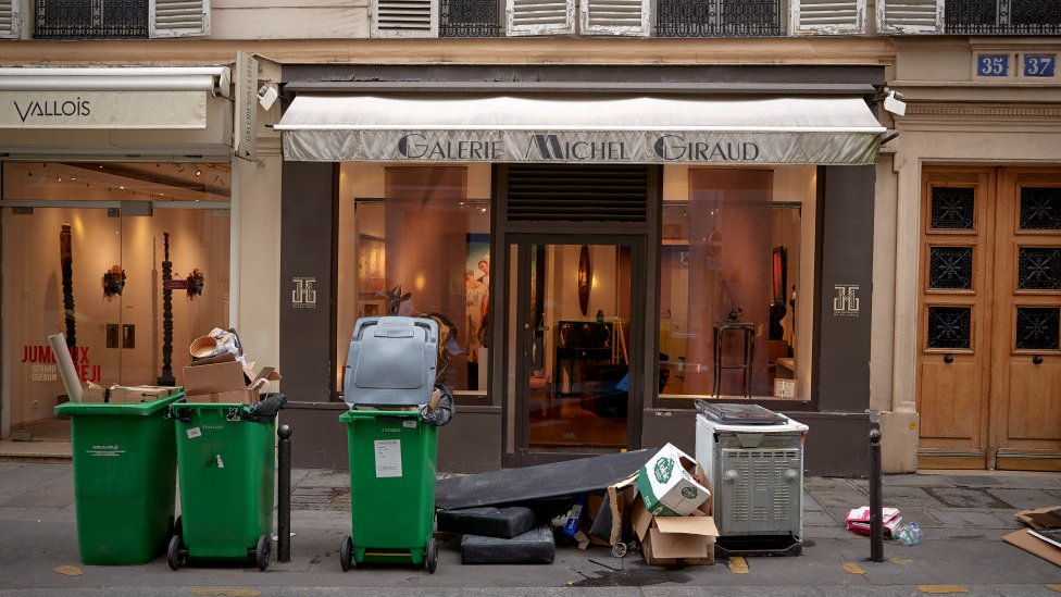В большинстве французских городов приостановлен также вывоз мусора