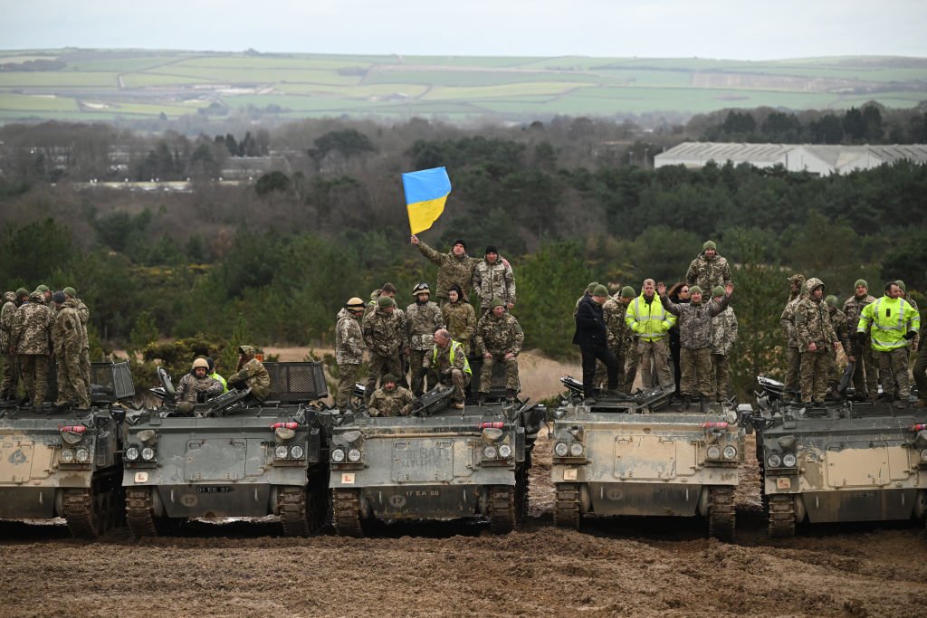 Солдаты с украинским флагом на танках