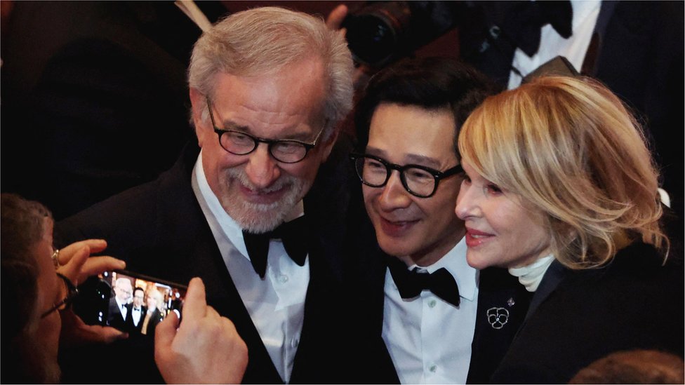 Ке Хюи Куан, Стивен Спилберг и его жена Кейт Кэпшоу на церемонии "Оскара"