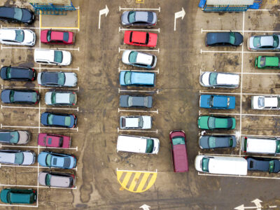 top down aerial view of many cars on a parking lot 2022 02 04 18 49 36 utc Грузия-Россия Грузия-Россия