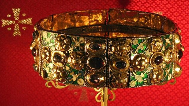 Старейшая корона христианской Европы, золотой обруч, украшенный эмалью на красном фоне
