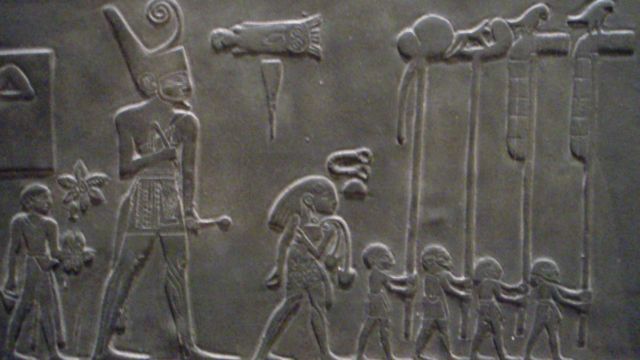 Каменный рельеы с фигурой фараона ивоинов