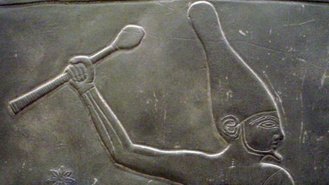 Каменный рельеф, голова фараона в высокой короне
