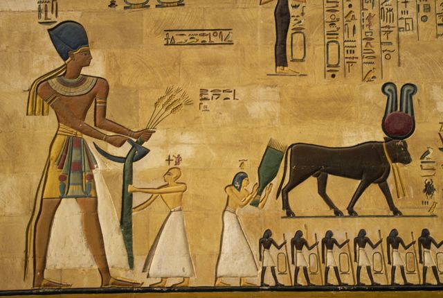 Реконструкция египетской фрески, фараон в синей короне с серпом и колосьями в руках