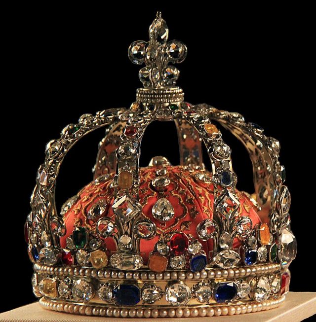 Бриллиантовая корона на черном фоне