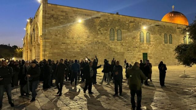 Несколько сот палестинцев забаррикадировались ночью в мечети