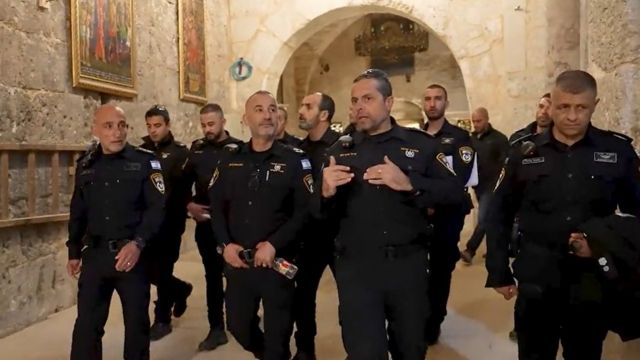 Группа израильских полицейский в храме Гроба Господня