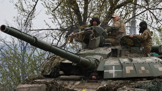 Украинские военные в городе Часов Яр в Донецкой области