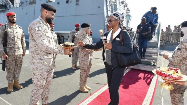 Моряки саудовского флота встречают эвакуированных