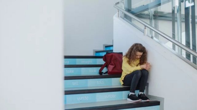 Девочка сидит на лестнице