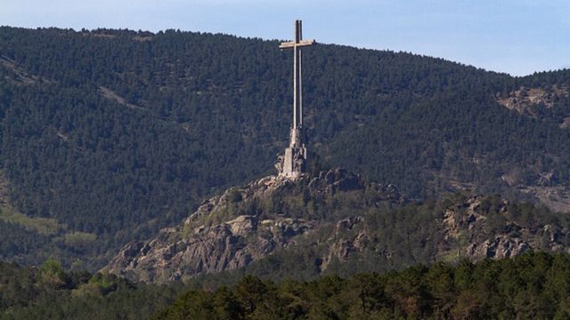 Мемориальный комплекс в Долине Павших венчает каменный крест в память обо всех погибших в гражданской войне