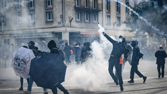 Демонстранты в Нанте сражаются с полицией