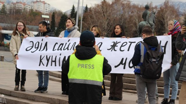 Протест активистов против результатов президентских выборов на Площади свободы в Алматы