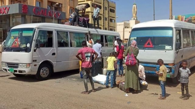 Бегущие из Хартума садятся на автобус. 23 мая 2023 года