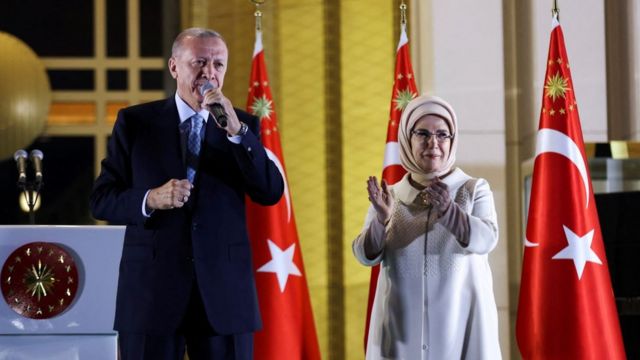 Эрдоган с женой выступает перед сторонниками после победы
