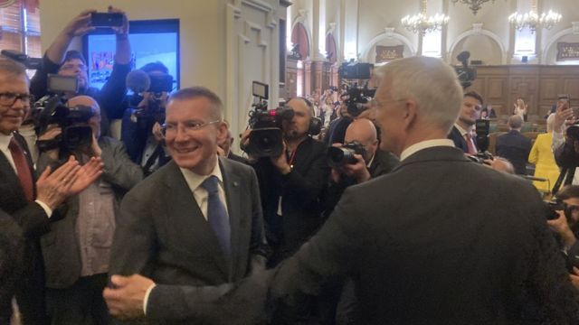 Ринкевича поздравляет премьер-министр Кришьянис Кариньш